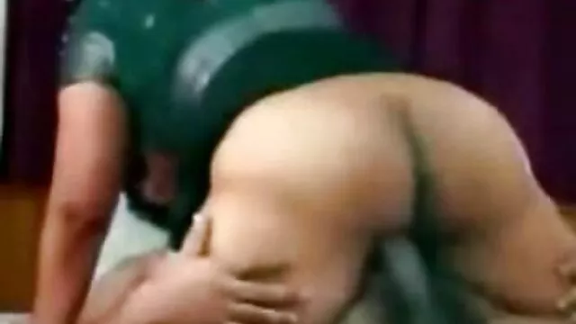 شوهر DP دانلودسوپرسکسی خارجی همسر را می گیرد و گربه دوشیزه را می خورد